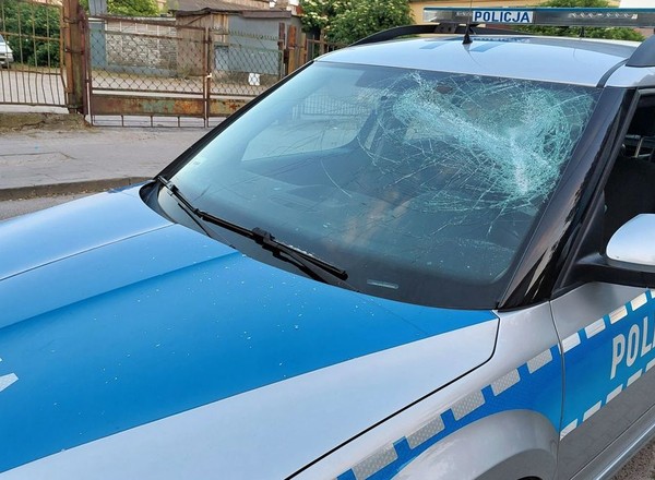 Zbił boczną i przednią szybę radiowozu, a potem zaatakował policjantów