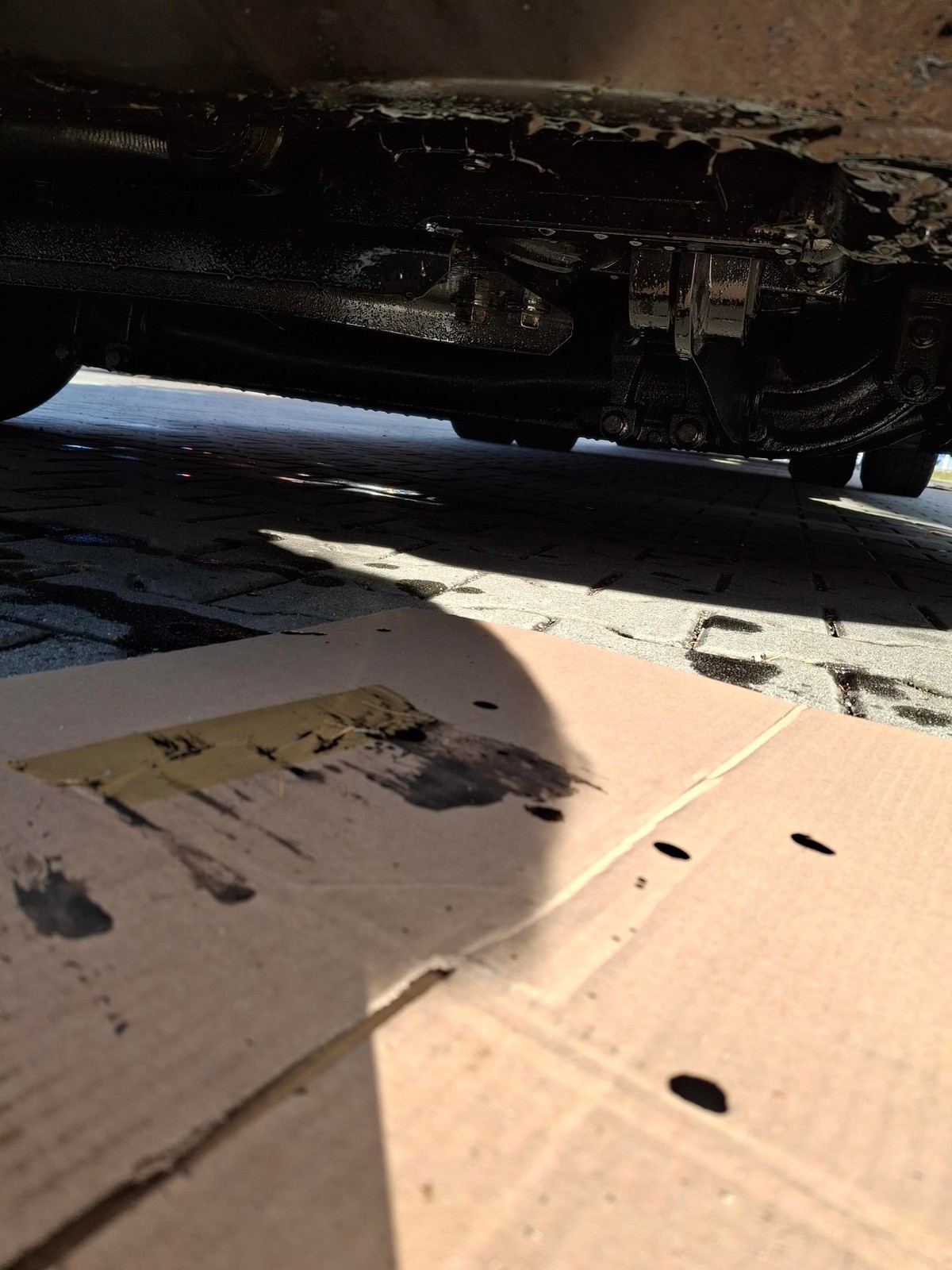 Samochód ciężarowy w dużymi wyciekami oleju