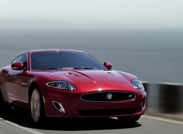 Jaguar XK mruży oczy