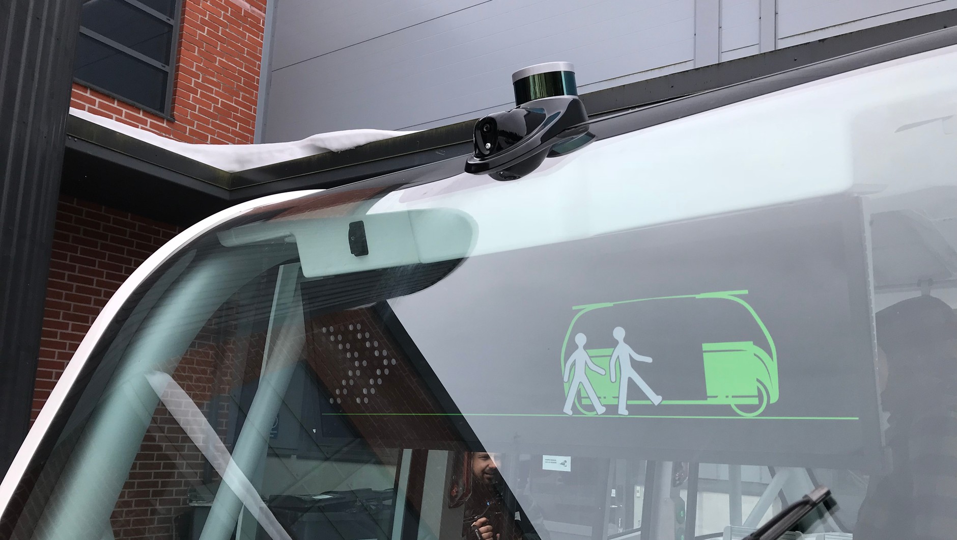 Autonomiczne autobusy projektu Sohjoa w Finlandii. Nad szybą zlokalizowano laserową głowicę lidaru