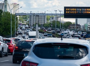 Wściekłość wśród francuskich kierowców: burmistrz Paryża znów zwalcza ruch samochodowy