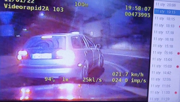 Pędził 200 km/h w terenie zabudowanym. Po zatrzymaniu policja odkryła coś jeszcze