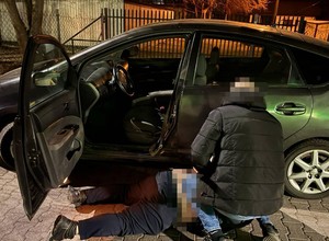 Gang "elektryków" z Gruzji w rękach policji. Kradli akumulatory do hybryd [Wideo]