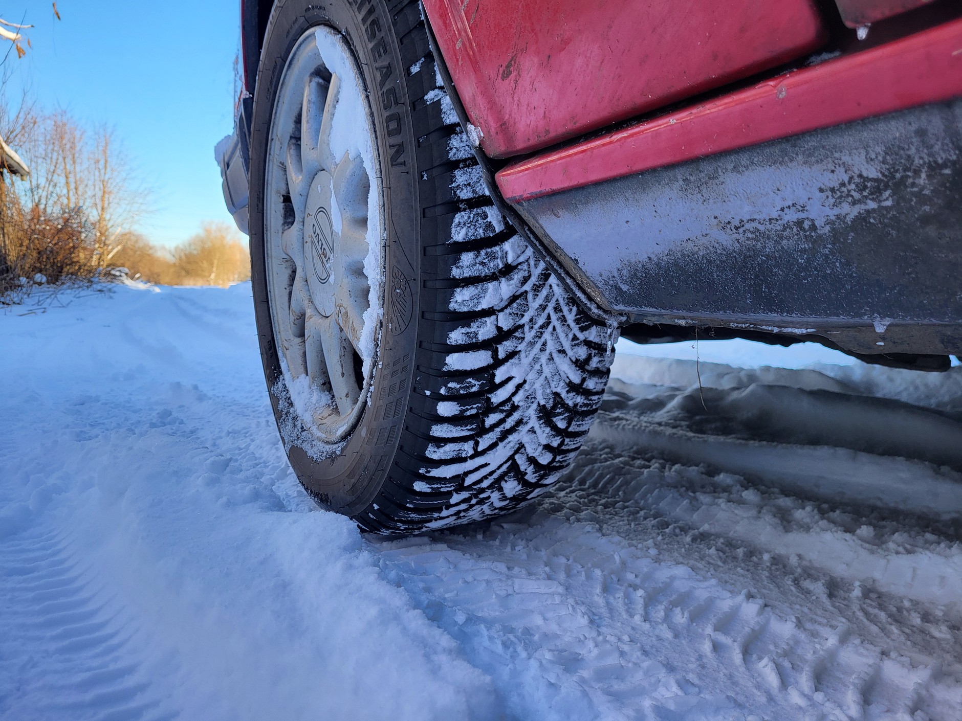 Opony całoroczne podczas jazdy na śniegu