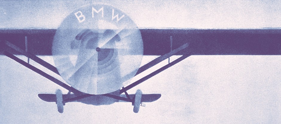 Wbrew pozorom ten plakat reklamowy z 1929 r. wcale nie tłumaczy znaczenia emblematu BMW.