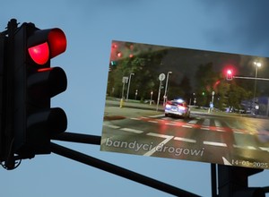 Czy policjant dostanie mandat? Kierowca radiowozu nagrany w jednoznacznej sytuacji