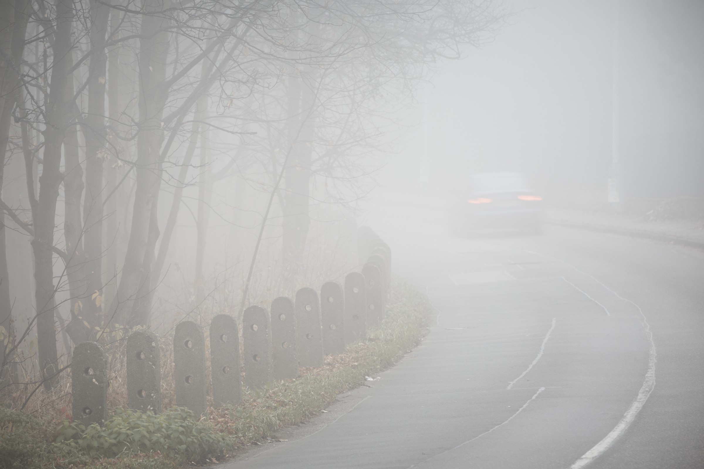 Nawet doświadczeni kierowcy nie wiedzą, jak korzystać z tych świateł. Grozi za to mandat