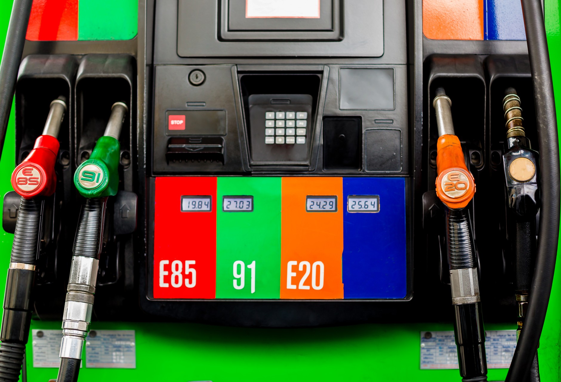 Martwisz się, czy twoje auto zniesie jazdę na paliwie E10? Są kraje, w których paliwo E85 to norma, a "czysta" benzyna dostępna jest tylko w wersji 91-oktanowej.