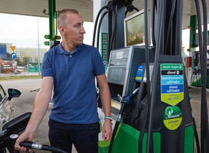 Jedziesz na majówkę? Nie tankuj przy autostradzie, bo przepłacisz