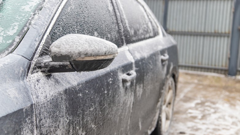 Oblodzone szyby w samochodzie – jak im zaradzić?