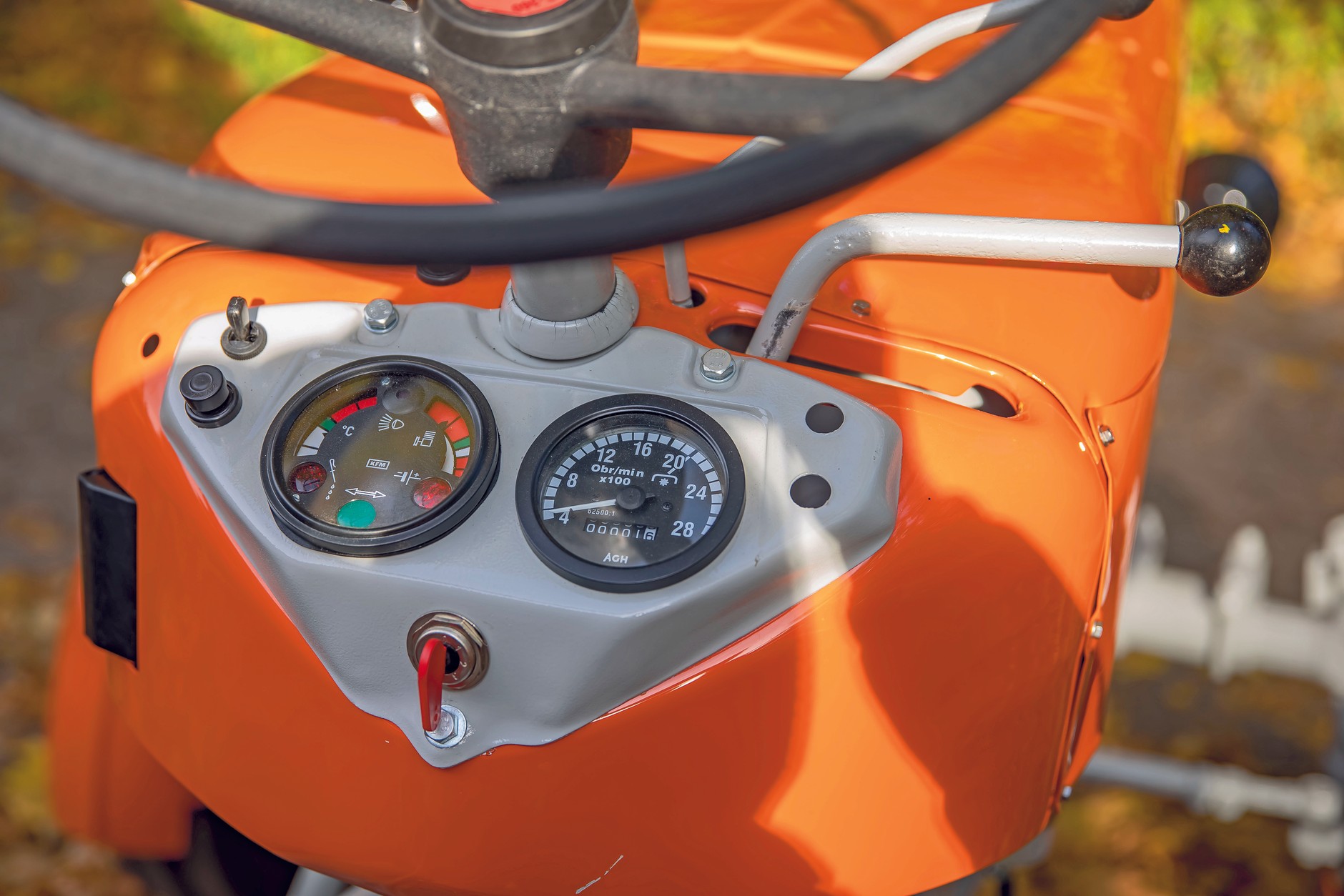 Dźwignia zmiany biegów pod kierownicą (cieńsza, bliżej kolumny kierowniczej to ręczny gaz). Obsługa wygodniejsza niż w C-330.