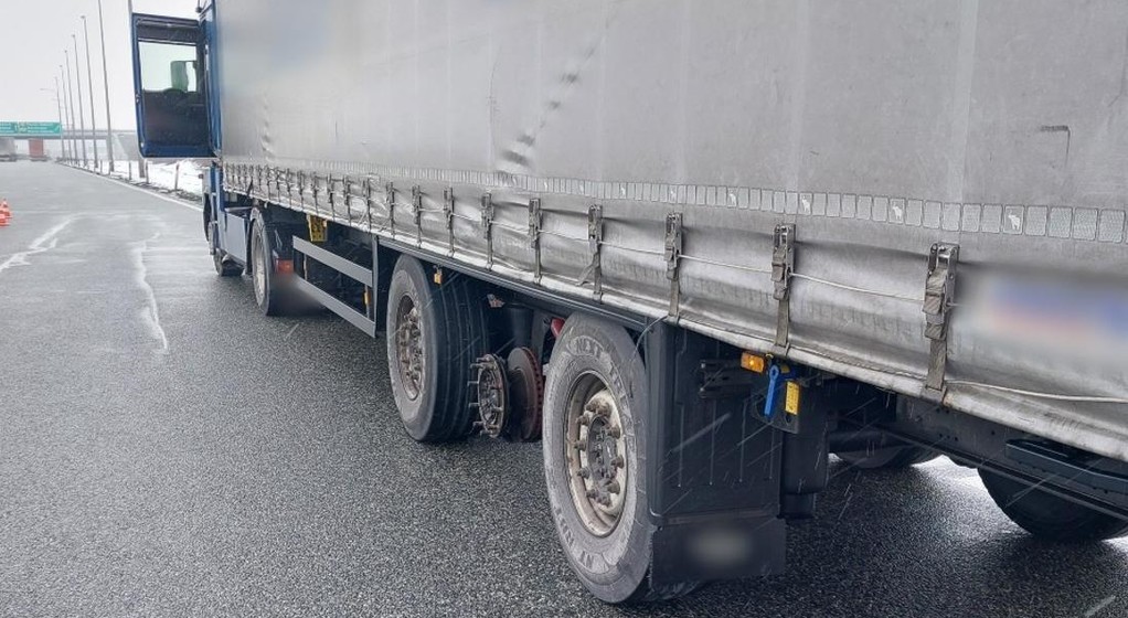 Jechał z naczepą bez koła