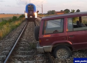 Porzucił auto na torach kolejowych!