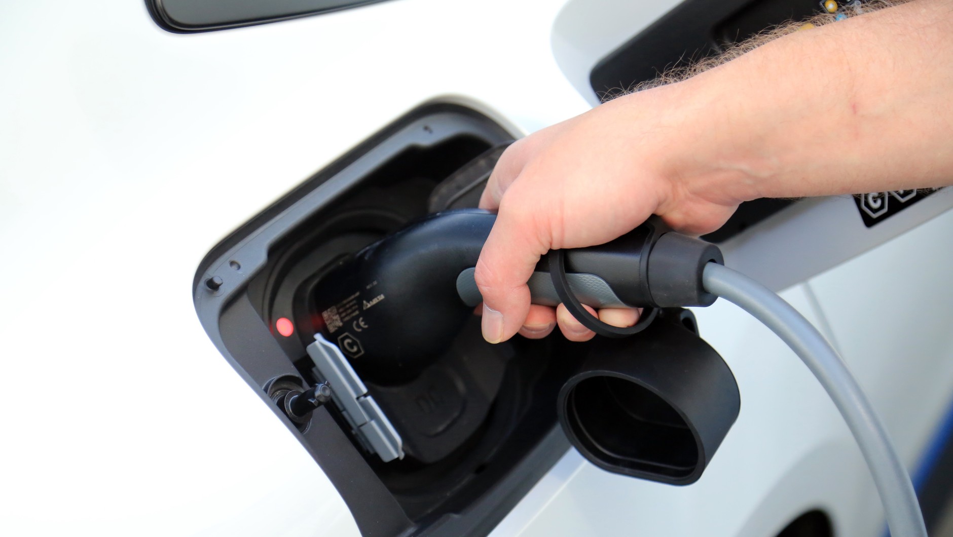 Maksymalna moc ładowania DC wynosi aż 205 kW. Dzięki szybkiej ładowarce o tej mocy naładujecie akumulator od 10 do 80 proc. w 31 minut.
