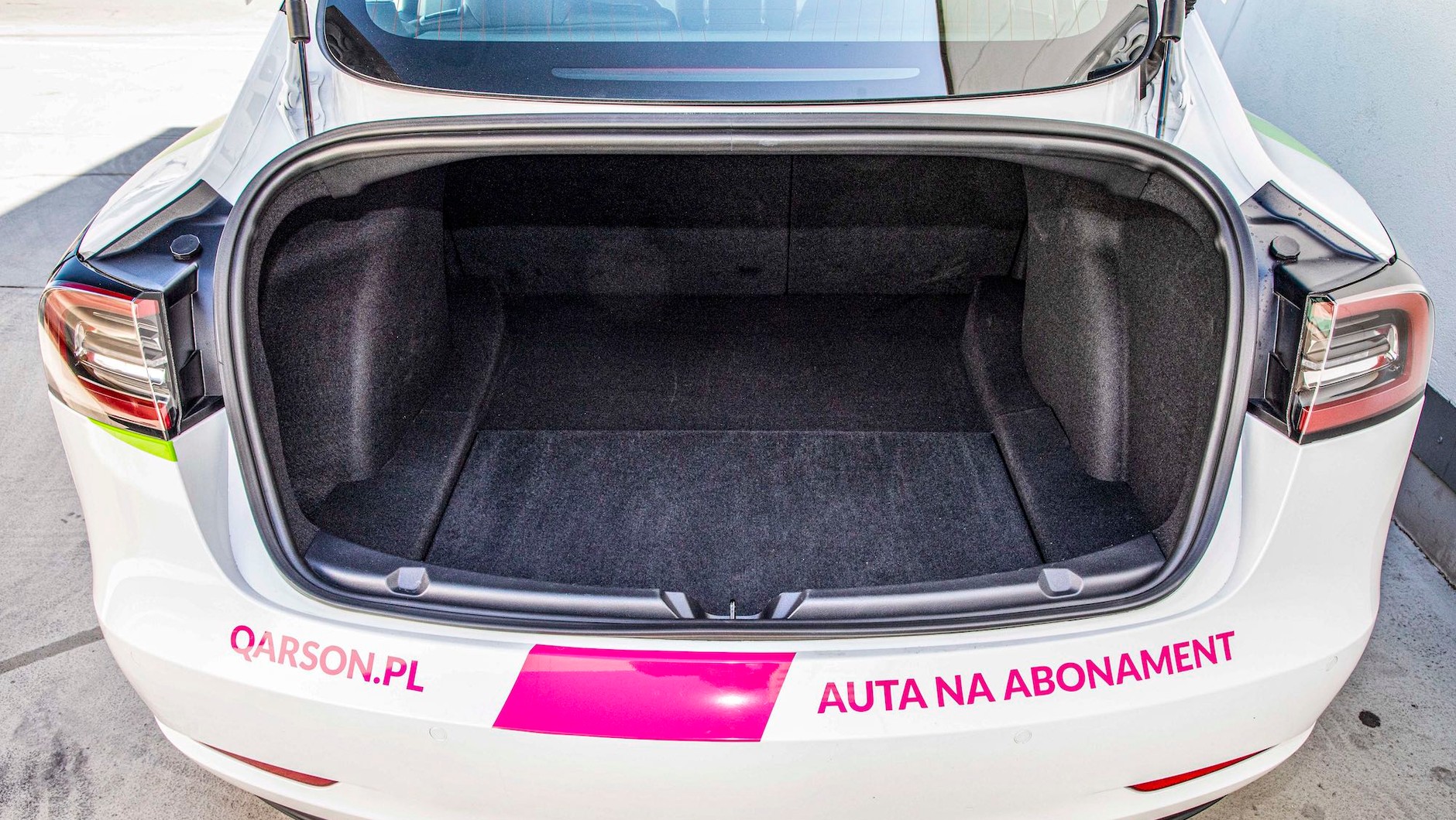 Tesla Model 3 to sedan! Mała klapa bagażnika ogranicza praktyczność.