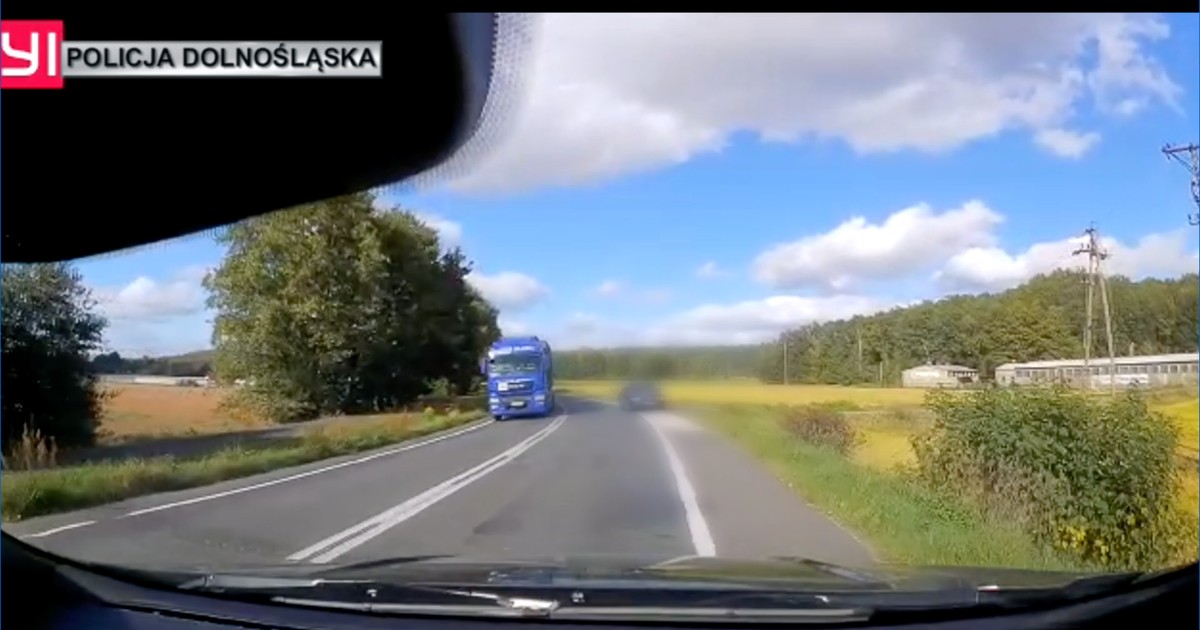 Kierowca Audi, wyprzedzając na łuku prawie doprowadził do czołowego zderzenia