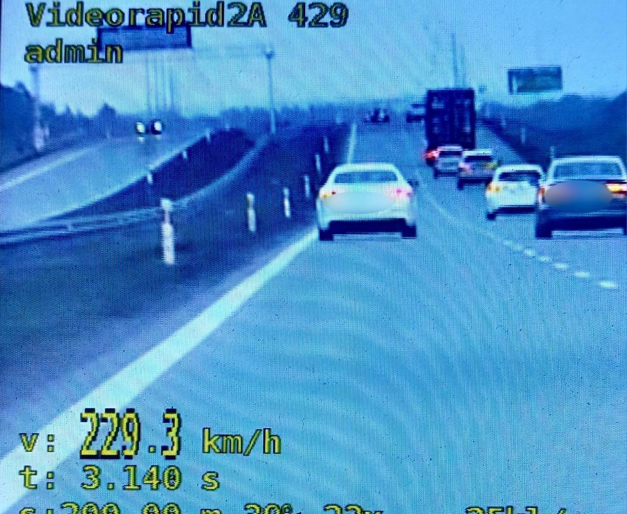 Zdjęcie z wideorejestratora. Policja zarzuca kierowcy przekroczenie prędkości o 109 km na godz. 