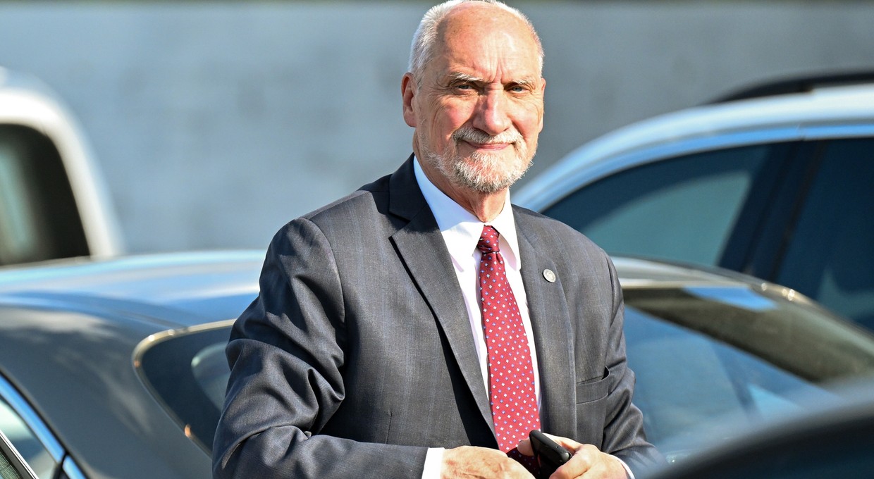 Antoni Macierewicz za kierownicą? Możesz dzwonić po policję