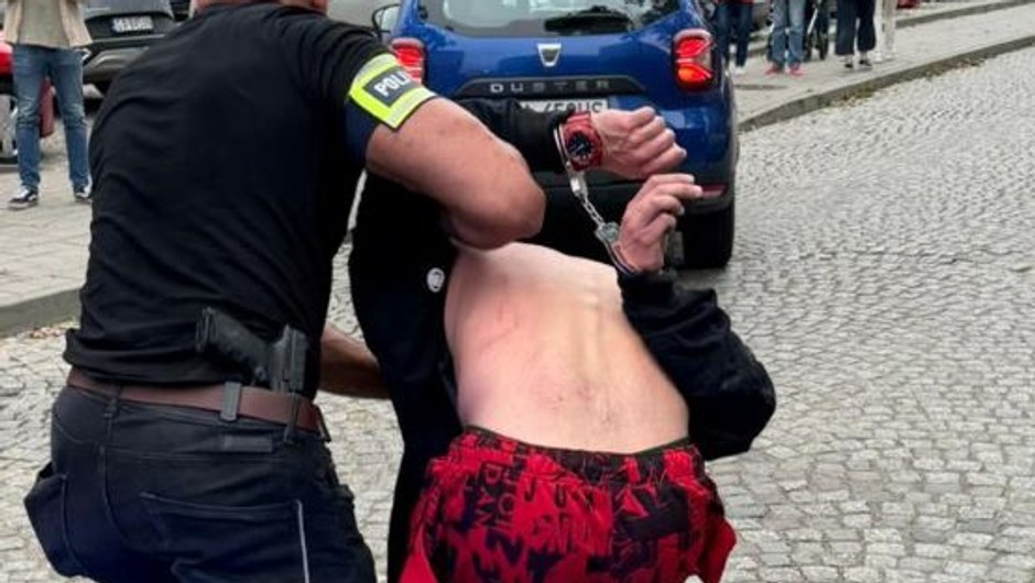 Podczas rutynowej kontroli kierowca BMW zaczął uciekać. Policjanci dowody znaleźli u niego w domu