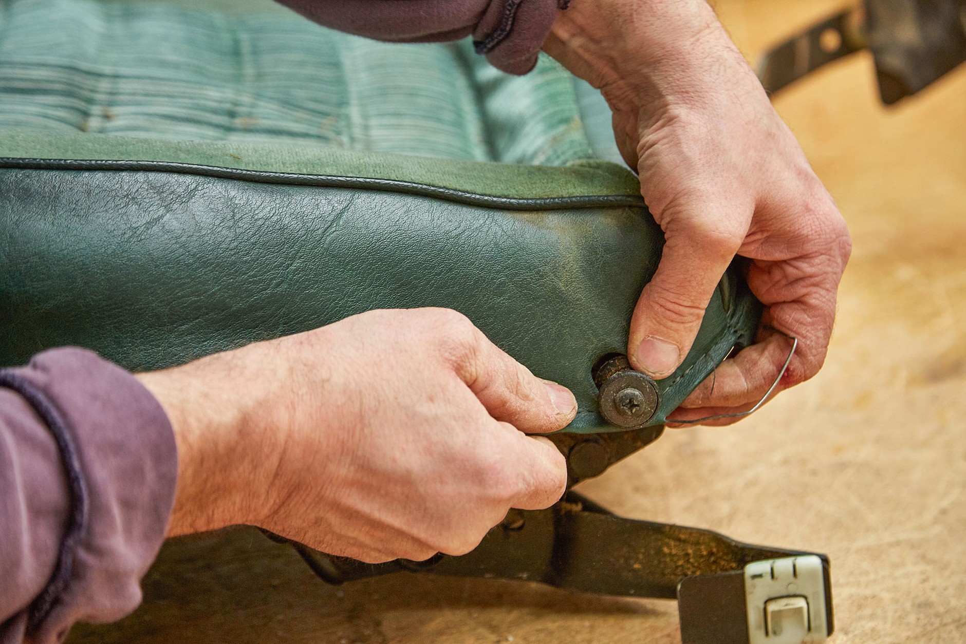 Jak samodzielnie naprawić zniszczoną tapicerkę?