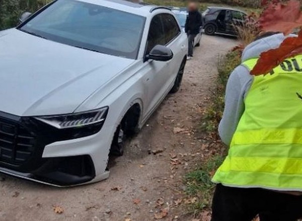Policjanci odzyskali SUV-a za ponad 400 tys. zł. "Transgraniczny pościg"