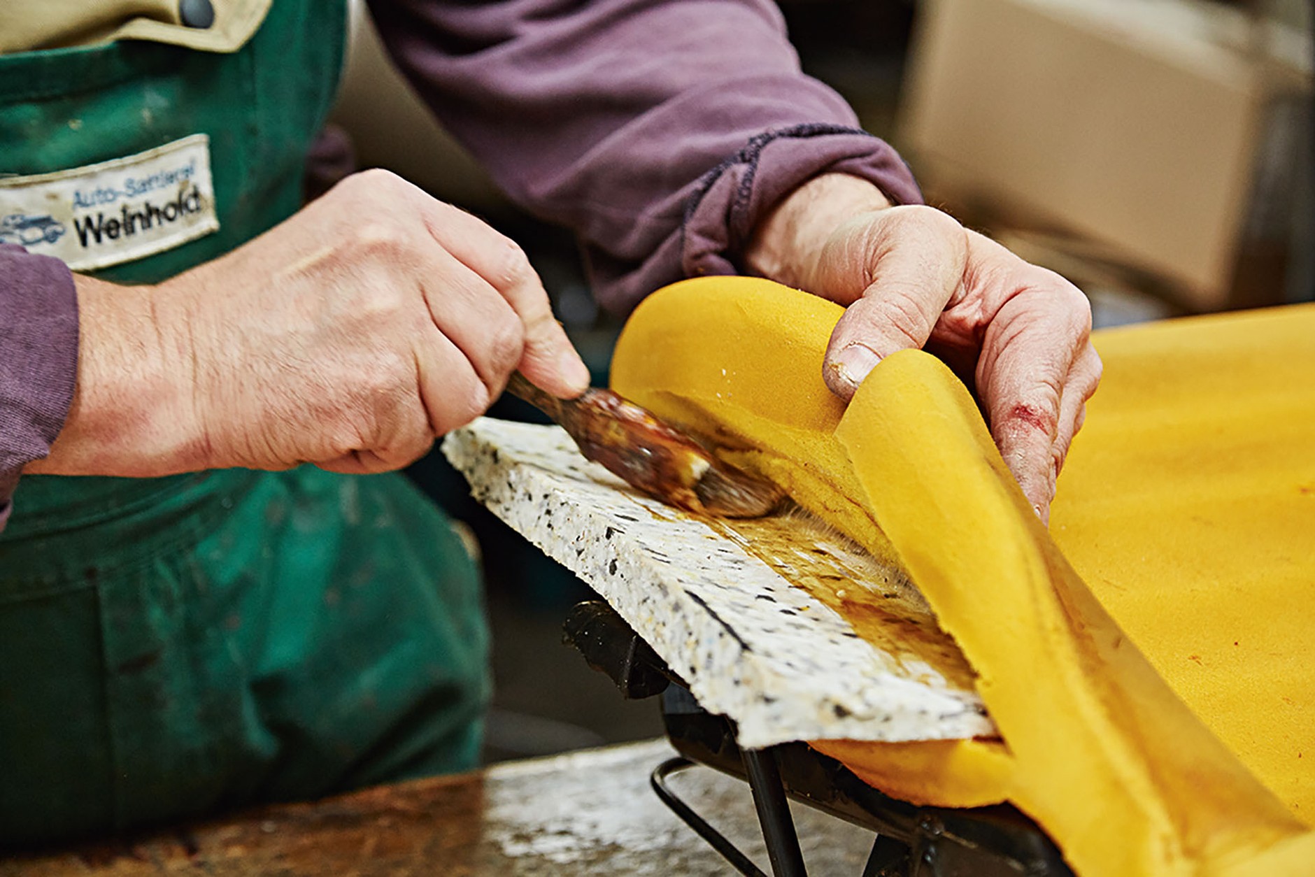 Jak samodzielnie naprawić zniszczoną tapicerkę?