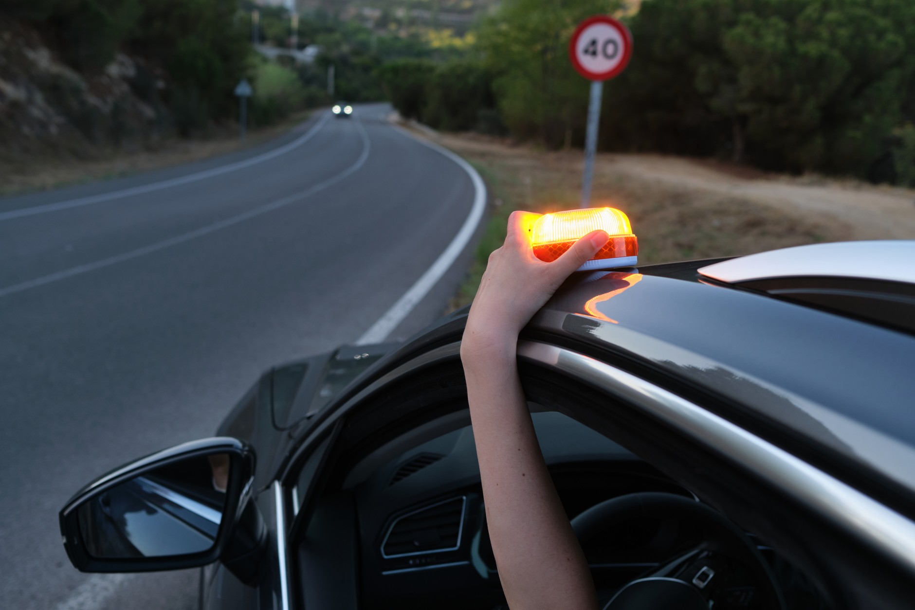 Lampa o nazwie V16 – oficjalny, obowiązkowy element wyposażenia samochodu w Hiszpanii od 1 stycznia 2026 r.