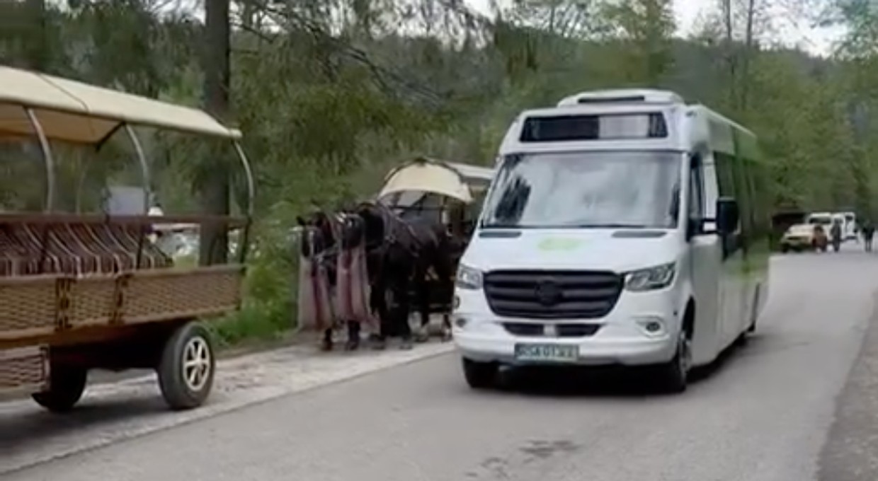 Elektryczny bus wyruszył na trasę do Morskiego Oka. Zaprzęgi konne i tak pozostaną
