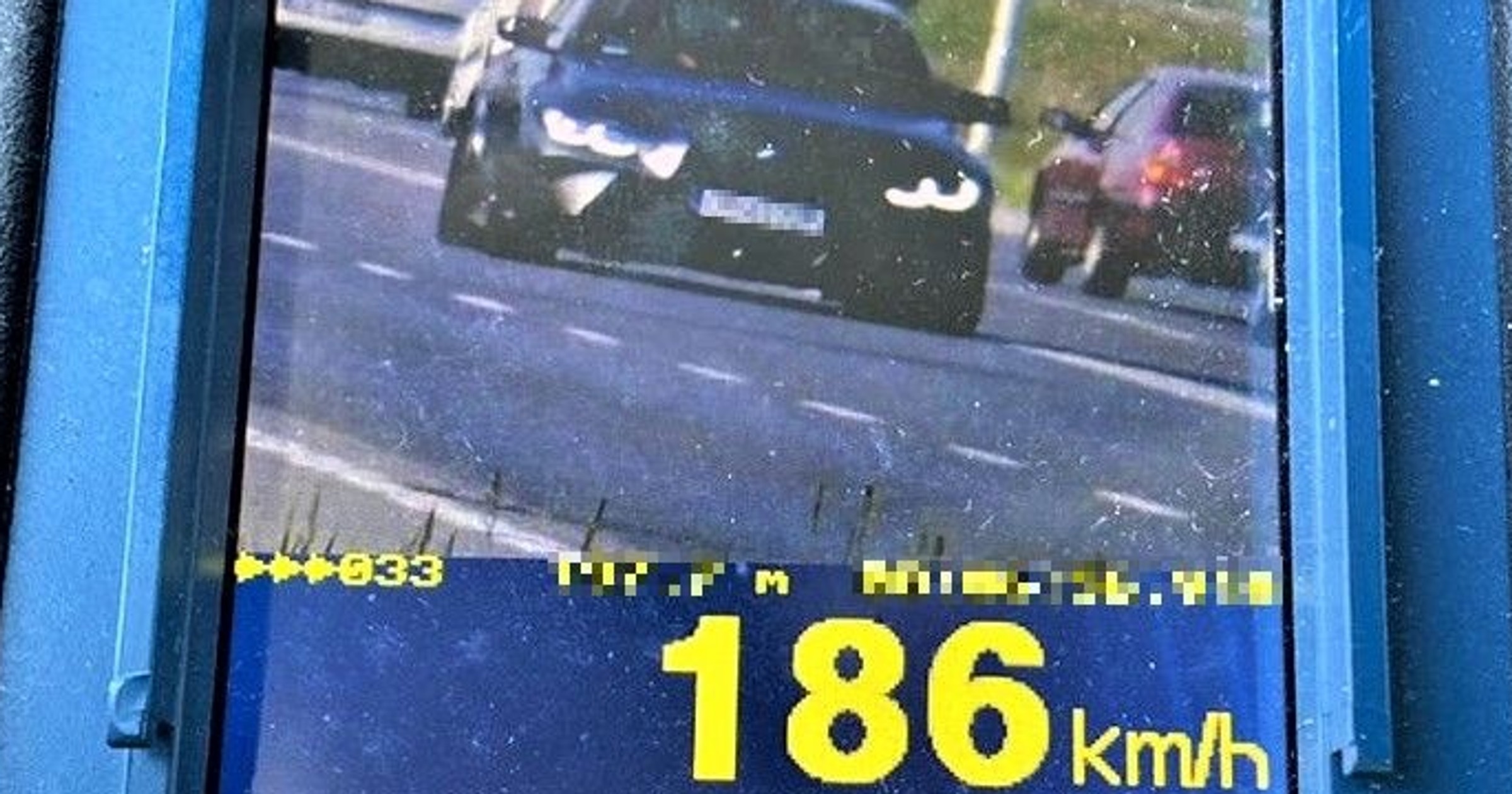 BMW przekracza prędkość w terenie zabudowanym