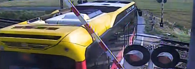Kierowca autobusu miejskiego wjechał na przejazd w złym momencie. Policjant uznał, że 2000 zł mandatu to za mało. Jest nagranie