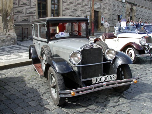 Zabytkowe Mercedesy w Pradze