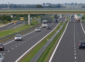 Zatrzymali ruch na drodze S8, bo zgubili telefon. To był dopiero początek ich problemów