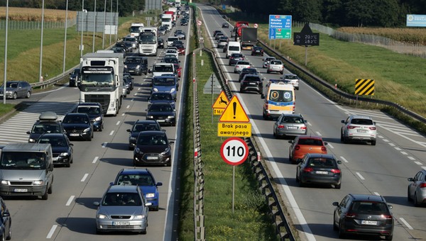 Tak dochodzi do wypadków drogowych. Trzy najczęstsze przyczyny [WIDEO]