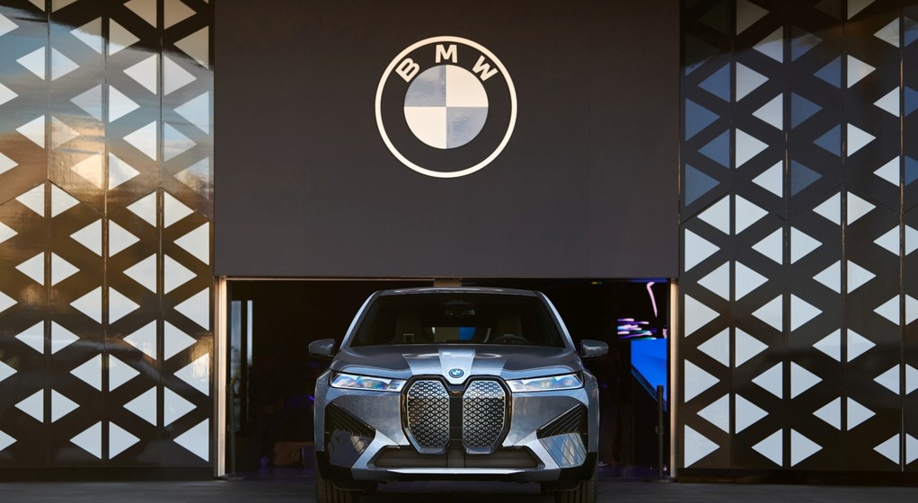 CES 2022: BMW Theater Screen — kino samochodowe nowej generacji