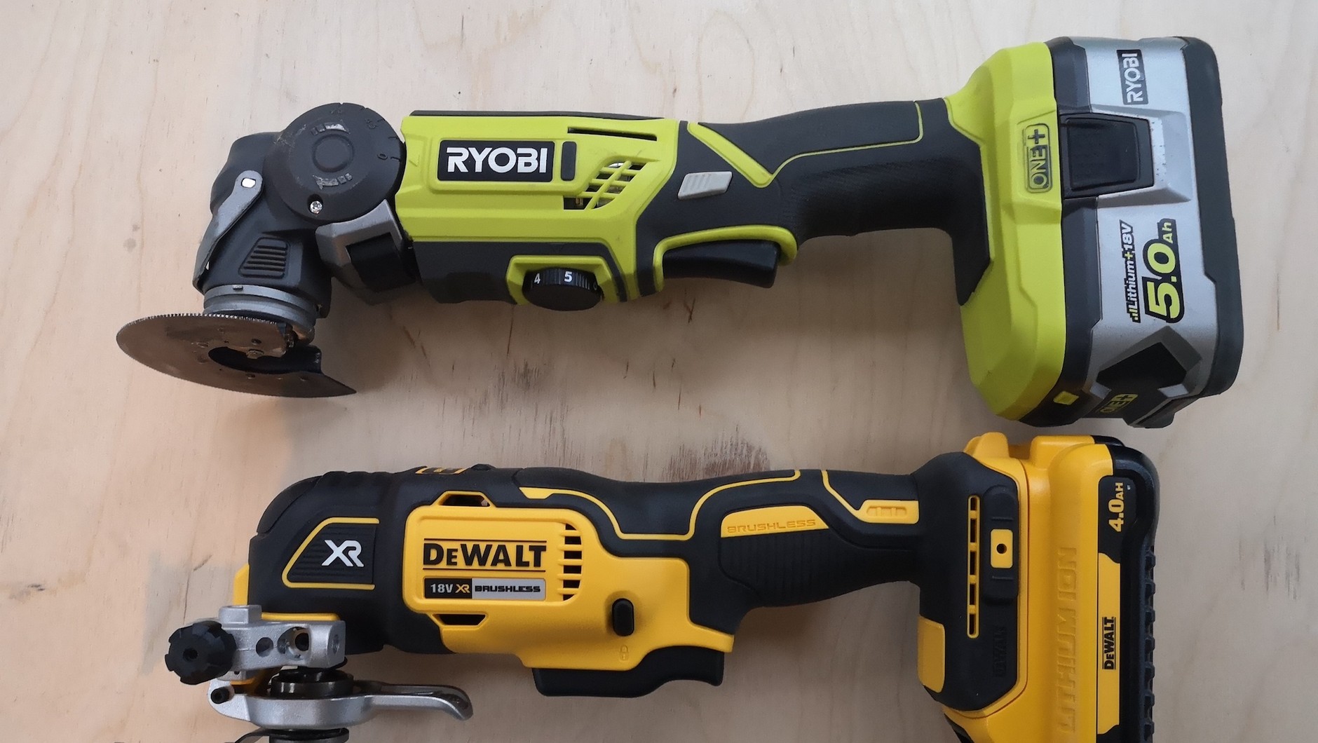 Narzędzie wielofunkcyjne – DeWalt z głowicą stałą i Ryobi – z głowicą ruchomą