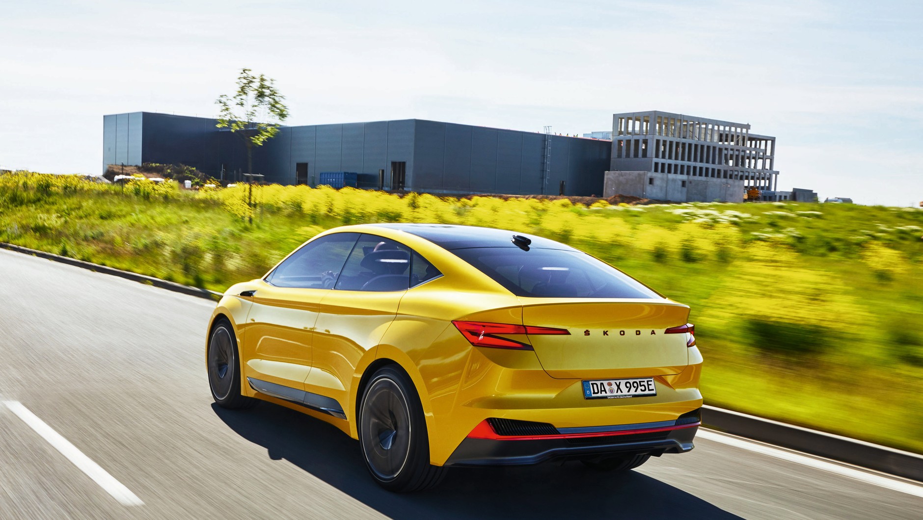Skoda Vision iV: napis Skoda, rozciągnięty na tylnej klapie, znamy już ze Scali. Zastępuje on klasyczne logo