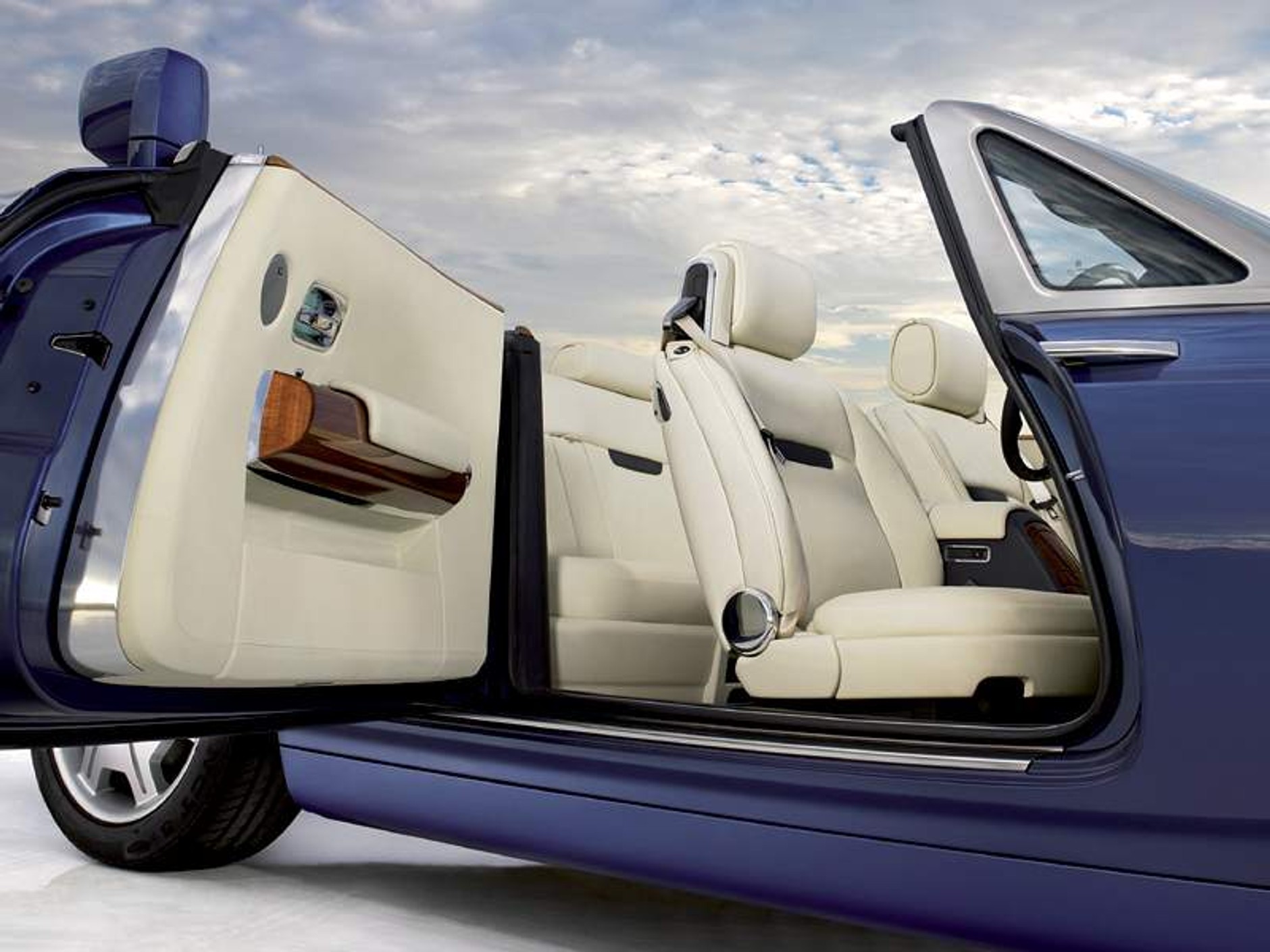 Rolls-Royce Phantom Drophead Coupe – boulevard cruiser (video)