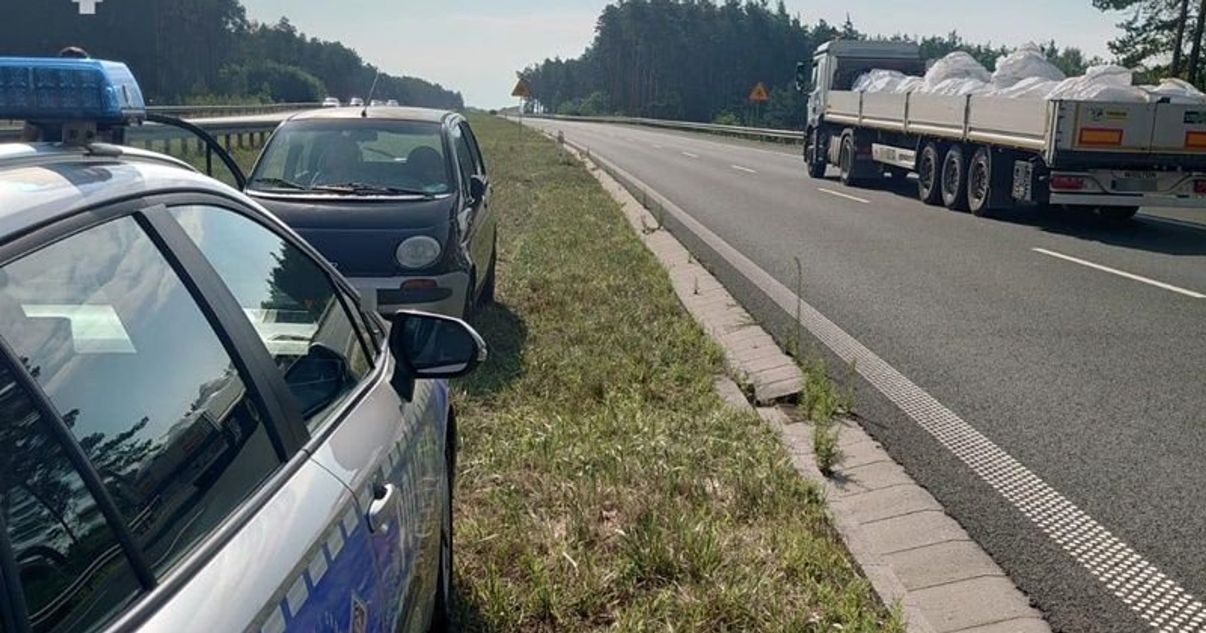 Senior siał postrach Matizem na trasie S3. Kobiecie nie udało się go ominąć