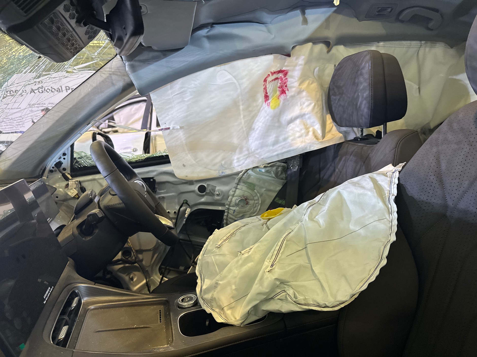 Wnętrze rozbitego Chery Tiggo 8 po uderzeniu bocznym według warunków testów zderzeniowych LATIN NCAP