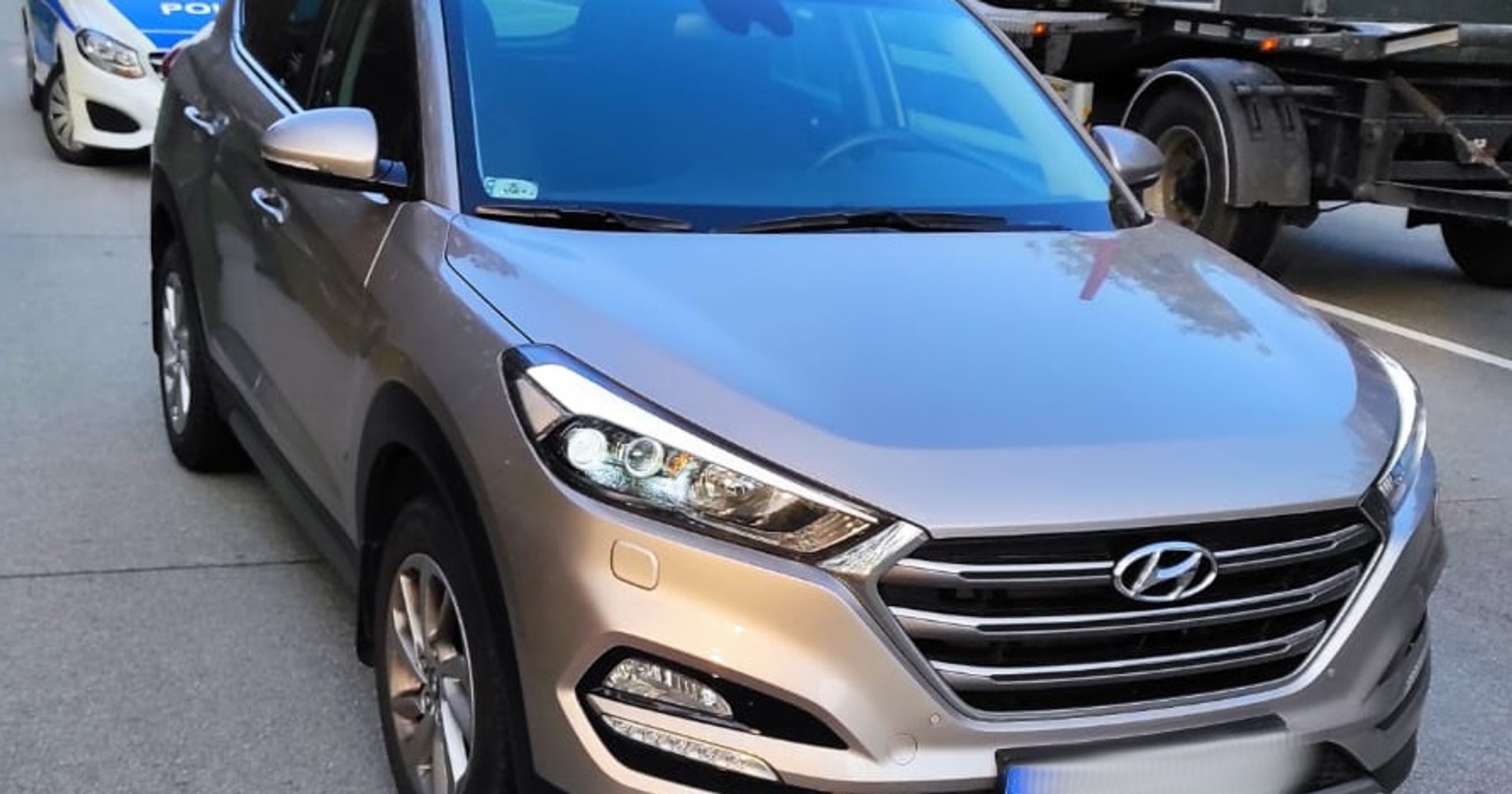 Łamak w stacyjce i fałszywe tablice rejestracyjne. Kierowca uciekł do lasu