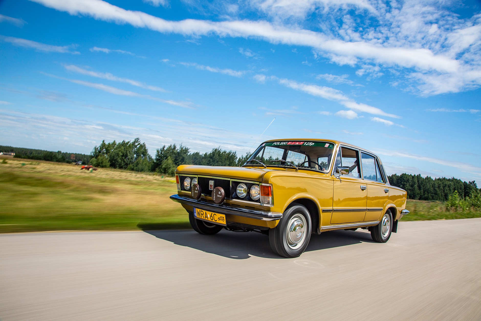 Oliwkowy Fiat (kod lakieru L57) został wyprodukowany w 1977 roku, dlatego auto nie ma już uchylnych trójkątnych szyb (tzw. fletnerek). Od tego momentu rozpoczął się proces zubażania auta i pogarszania jego jakości, który osiągnął apogeum 
na początku lat 80.