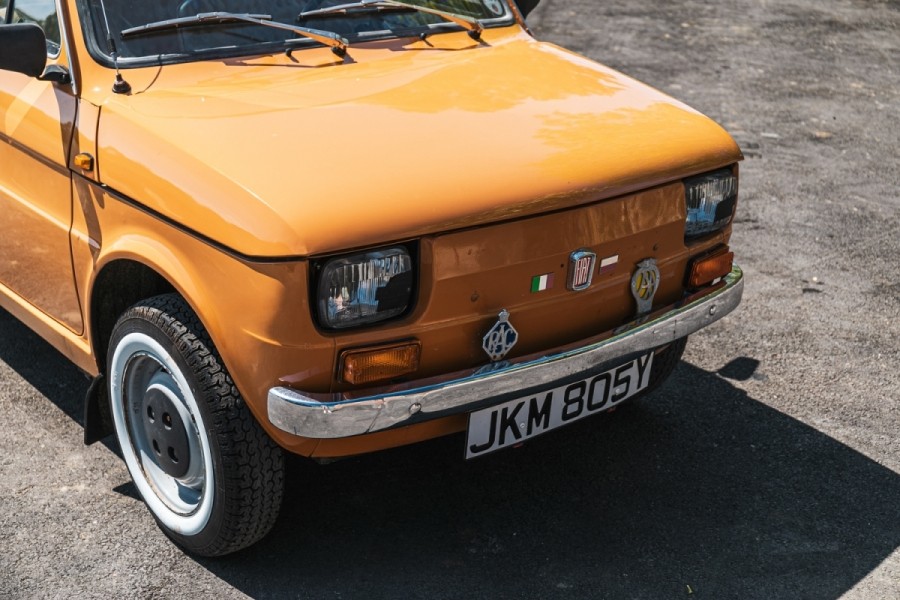 Polski Fiat 126p wystawiony na sprzedaż w renomowanym domu aukcyjnym