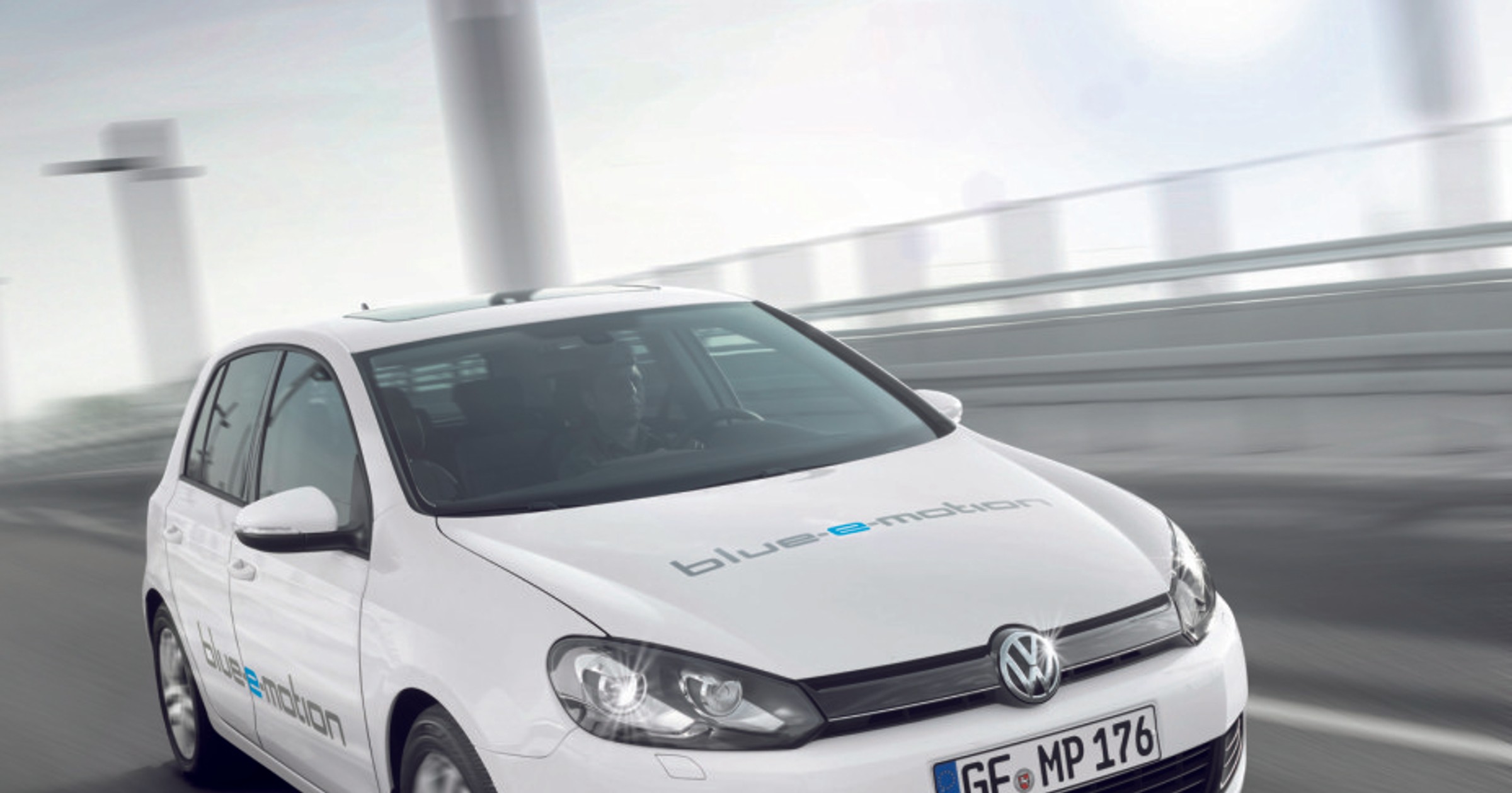 Nadjeżdża elektryczny Volkswagen Golf