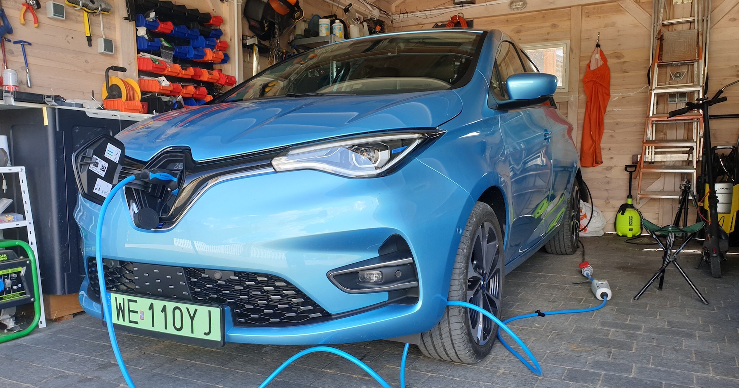 Ładowanie samochodu elektrycznego przy komercyjnej cenie energii w większości przypadków przekreśla ekonomiczny sens inwestycji w elektromobilność