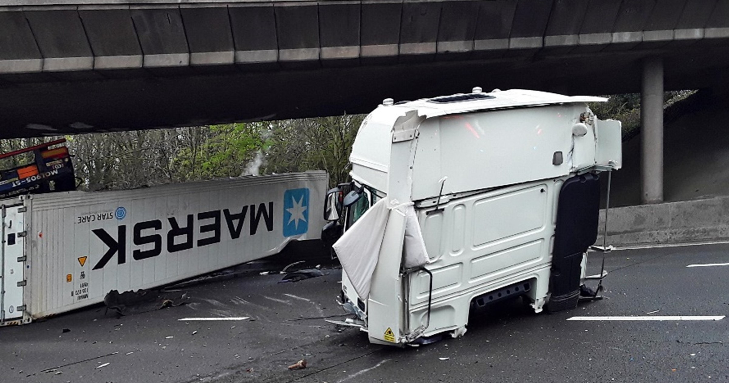Wypadek ciężarówki na brytyjskiej autostradzie M6