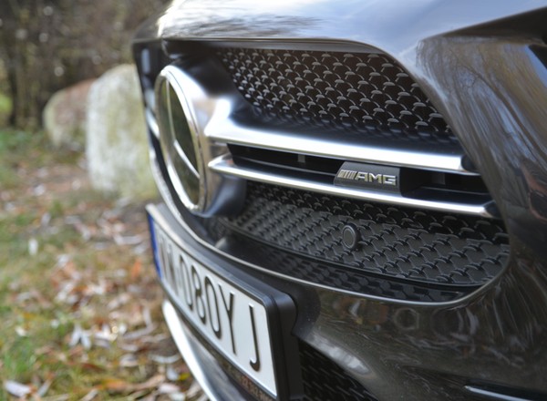 Zwarcie po zatrzymaniu pojazdu przyczyną akcji serwisowej Mercedesa