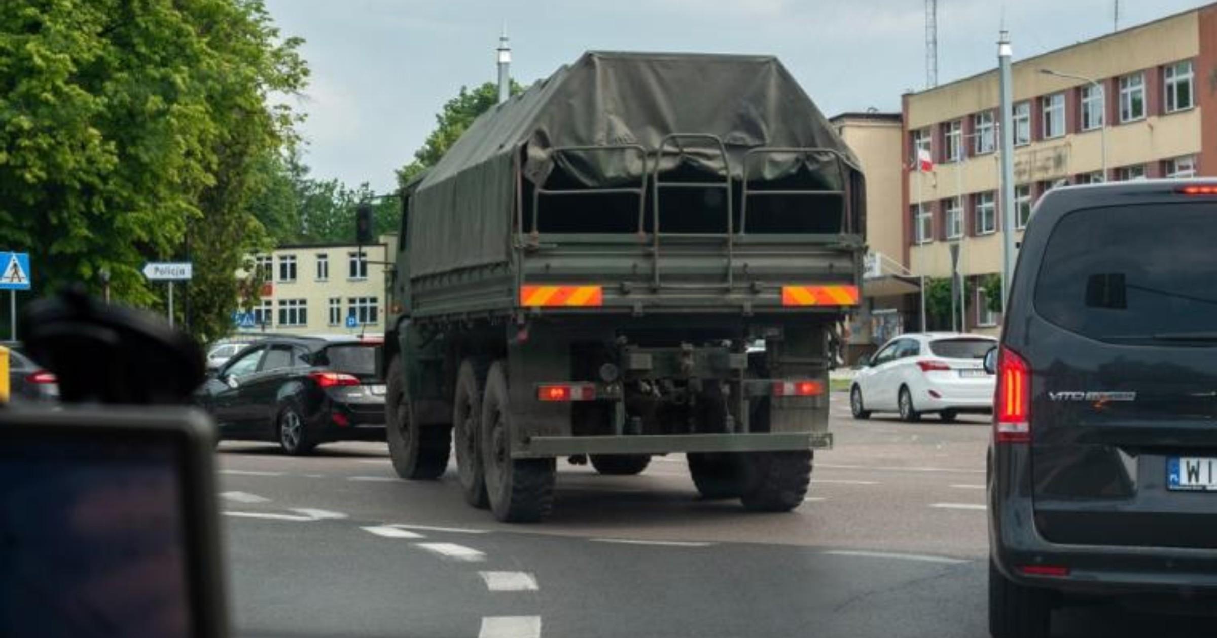 Po Białowieży jeździły pojazdy wojskowe z niewidocznymi tablicami rejestracyjnymi. Sprawę zbada żandarmeria wojskowa