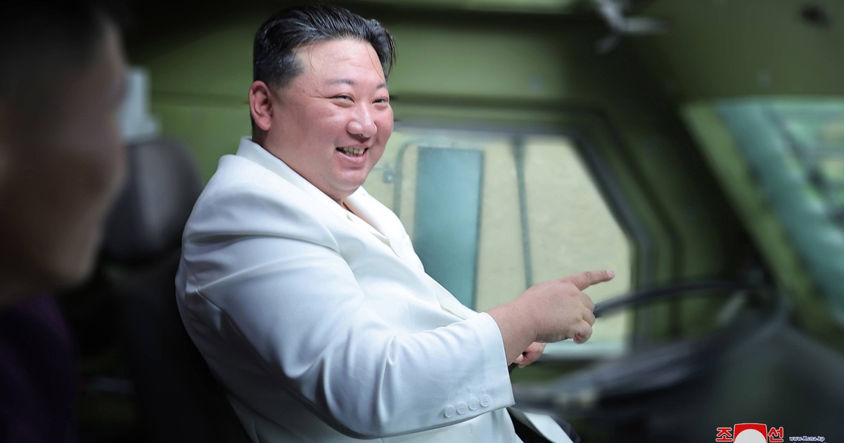 Kim Jong Un podczas wizytacji fabryki ciężarówek