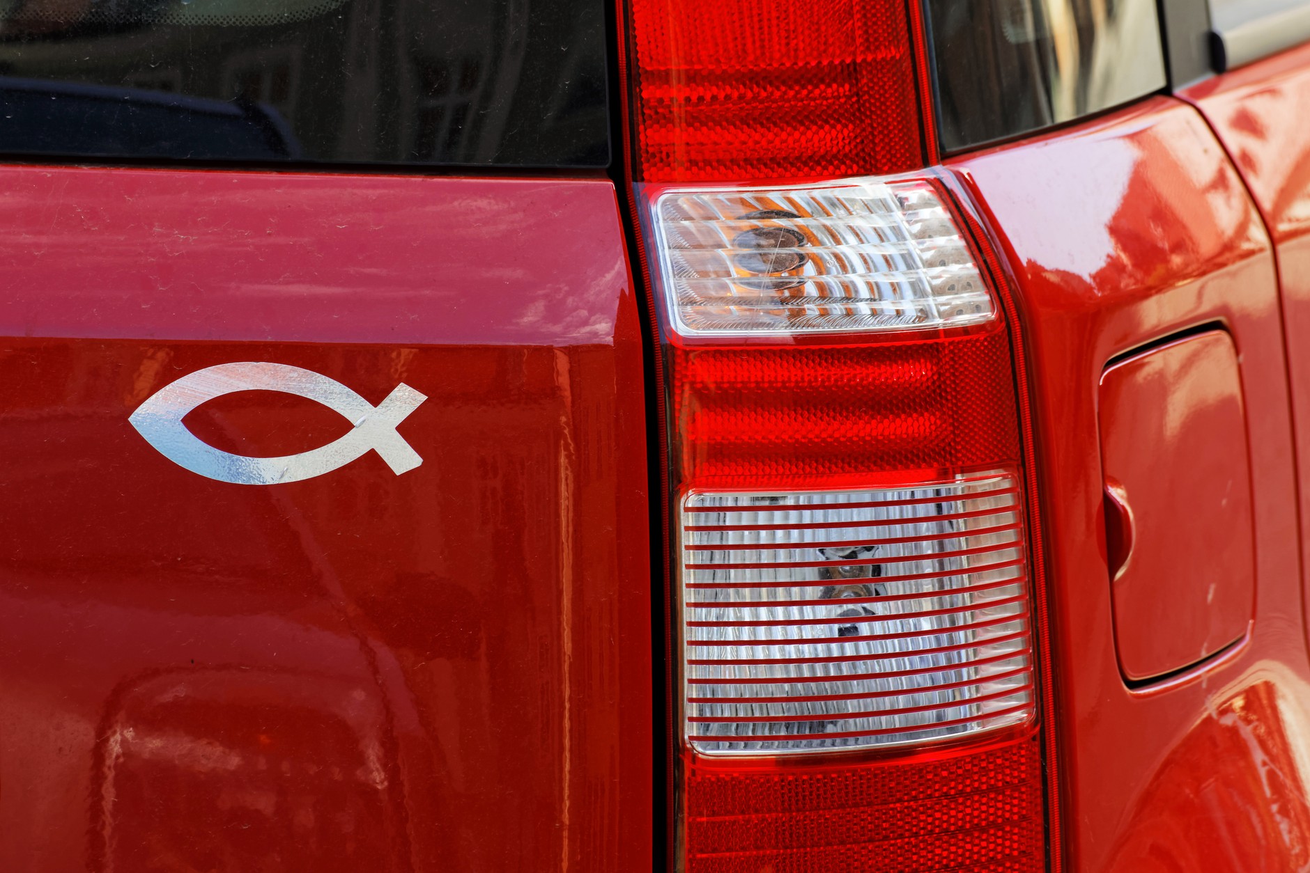 Znak ryby na samochodzie