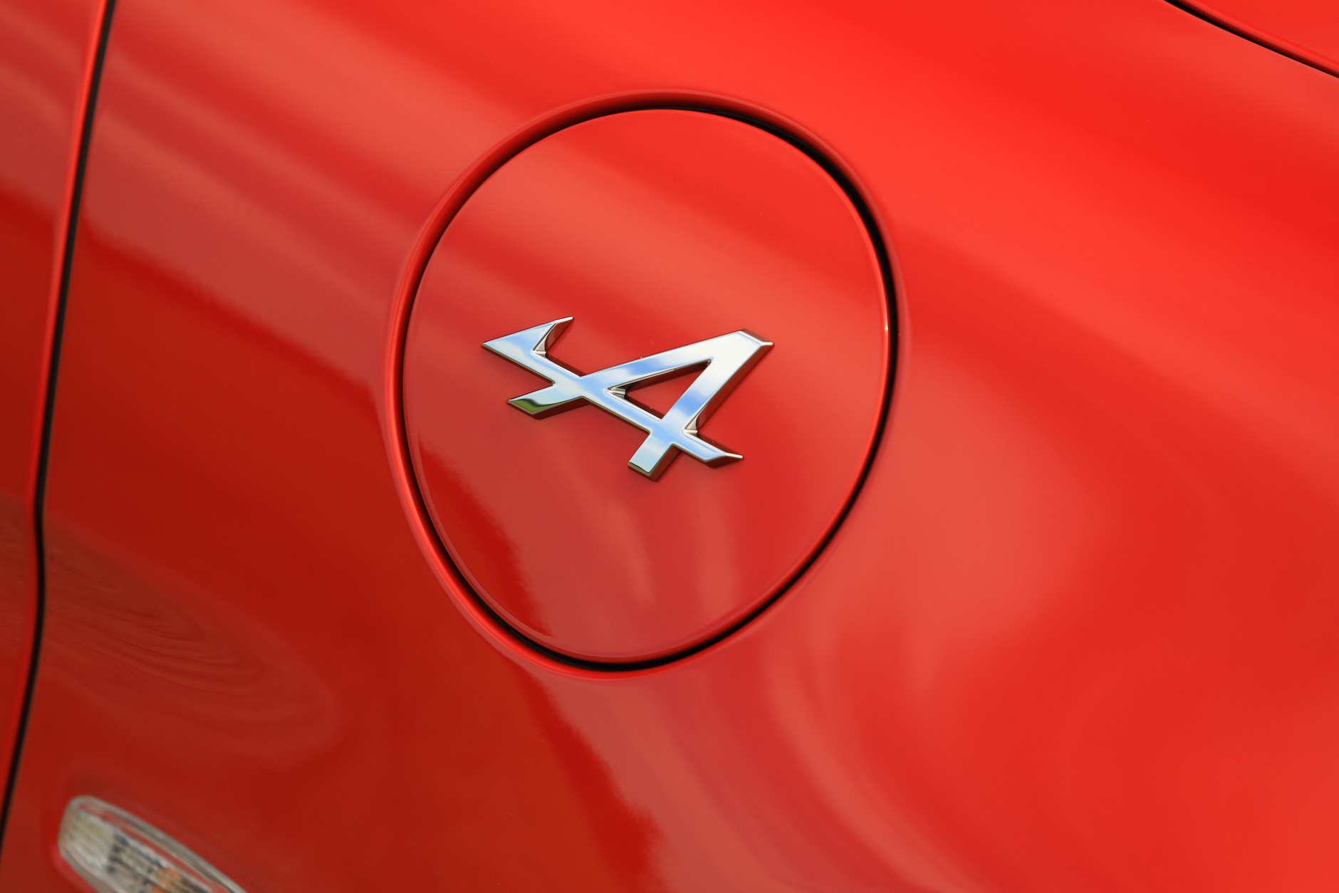 Jak w Porsche! Wlew paliwa jest umieszczony w przednim prawym błotniku. Zbiornik jest też z przodu